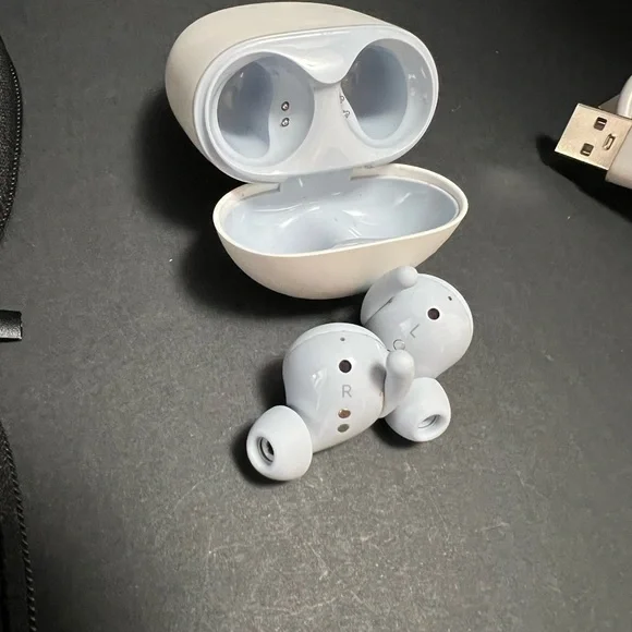 White Wireless google pixel series A Earbuds with Case and Charger. - Picture 12 of 15